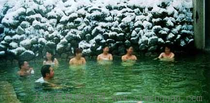 男女裸浴泡温泉